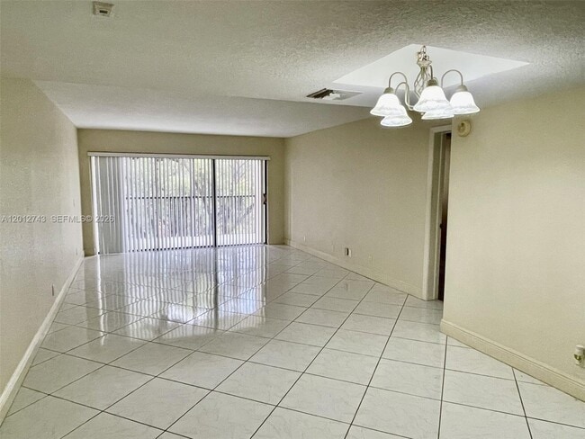 Building Photo - 491 Racquet Club Rd