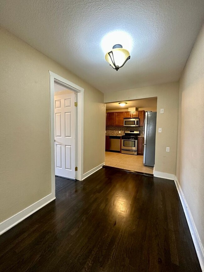 Building Photo - 2 Bedroom 1 Bath Duplex Available Mid Augu...