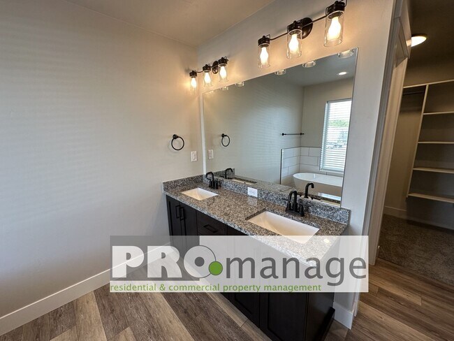 Building Photo - 3 Bed, 2.5 Bath Townhome w/ 2-Car Garage - NEAR NEW - Ammon