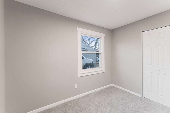 Building Photo - Beautifully renovated 5-bedroom, 2 full bath home ready for move-in!  1st month's rent is FREE!*