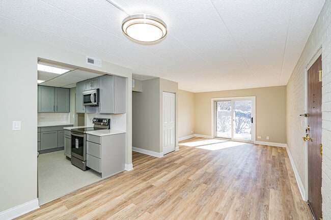Building Photo - 3851 N Parkway Dr