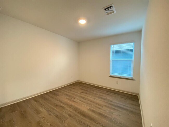 Building Photo - 123 Sweetwater Crk Ln