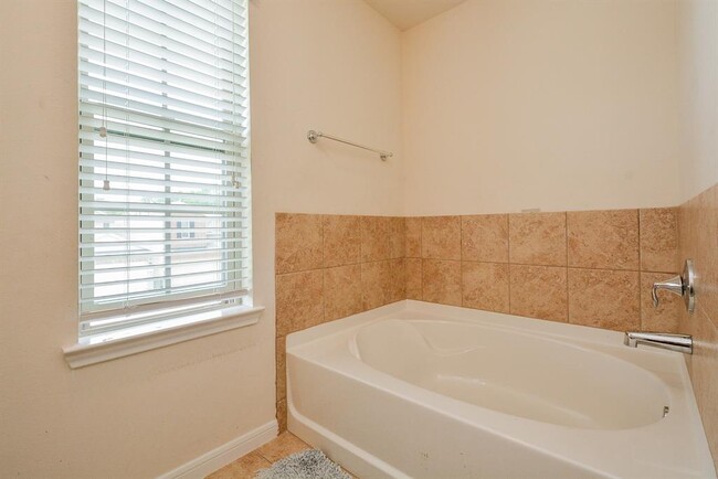Building Photo - 6038 Wesley Manor Ct
