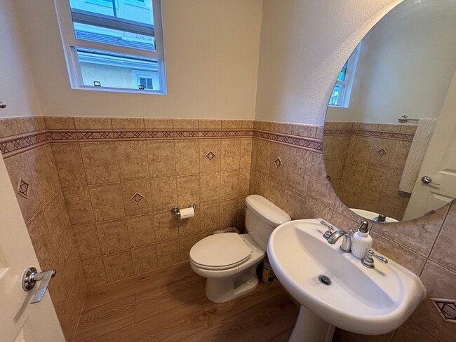 Building Photo - Beautiful 3-Bedroom Home with Loft and Ful...