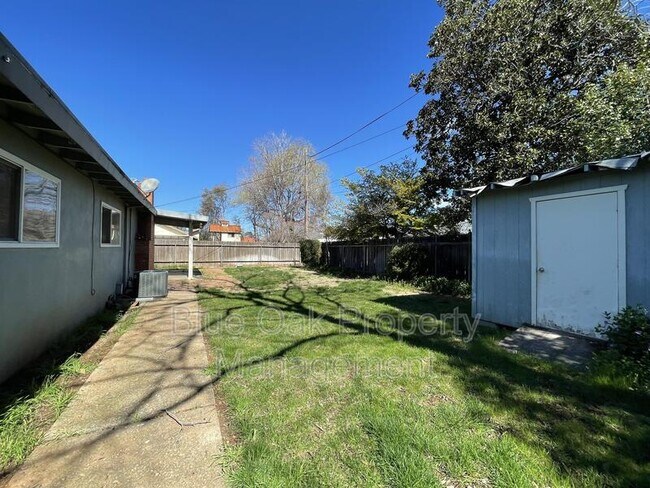 Building Photo - 6 Begonia Ln