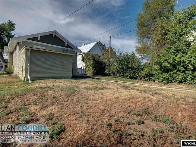 Building Photo - 1112 E 2nd St