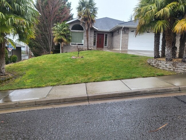 Building Photo - 5 bed 3 bath