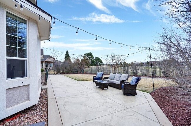 Building Photo - 10071 Clovercrest Dr