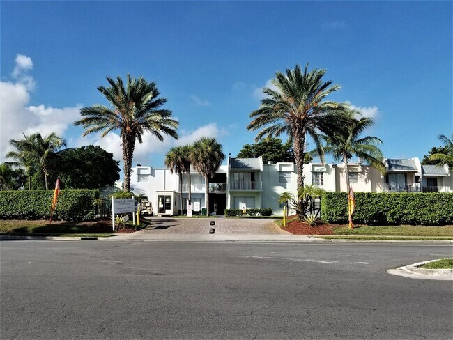 Entrance to Clear Lake Palms - 415 Executive Center Dr