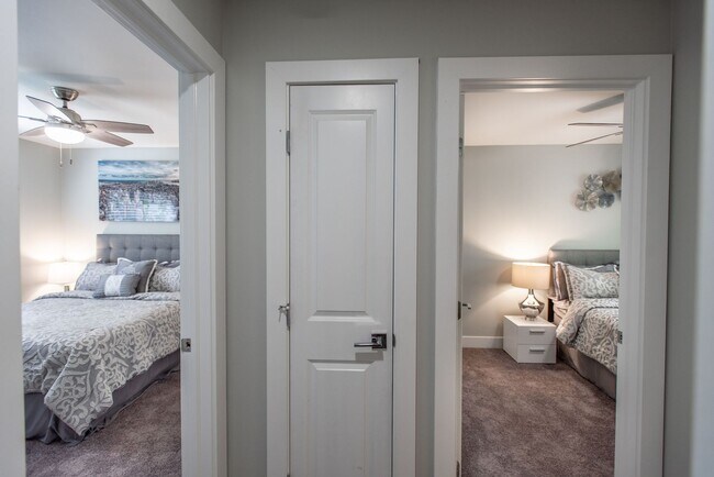 Building Photo - NEWLY RENOVATED 2BDRM TOWNHOMES