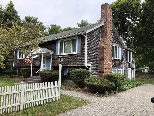 Primary Photo - Refreshed 3Br / 2 Ba Home near Plymouth Do...