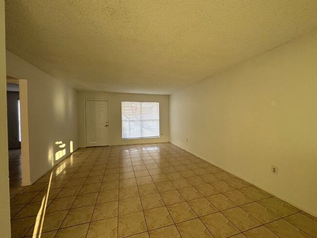 Building Photo - 2 BEDROOM 1 BATH CONDO FOR RENT   / Villa ...