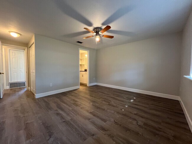 Building Photo - $1,795 ** Annual ** Available 5/15/26 ** Recently Upgraded **3 Bedroom / 2 Bath * Port Charlotte