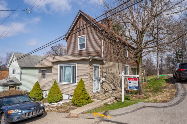 Building Photo - 2 Bedroom House in East McKeesport Availab...