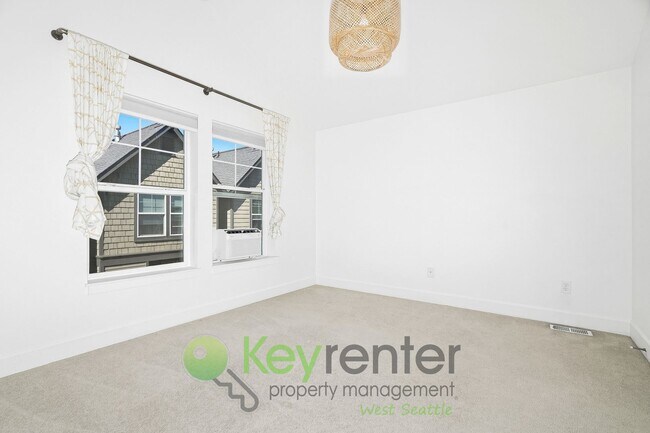 Building Photo - Modern Comfort Meets Classic Seattle Charm