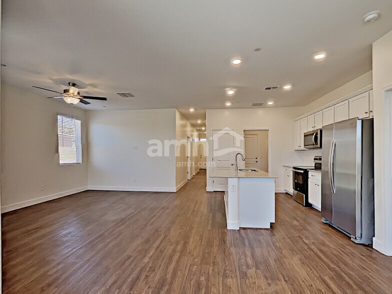 Building Photo - 5951 W Larkspur Dr