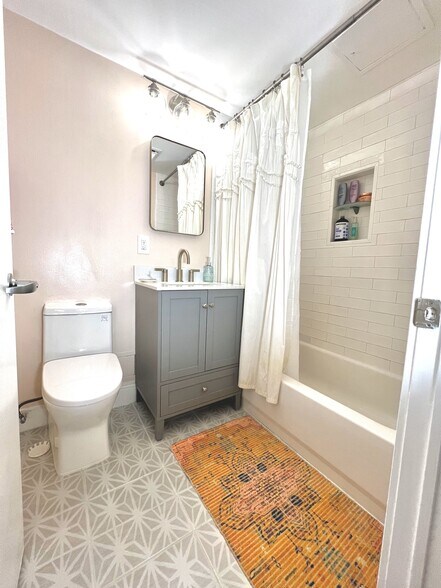 Bathroom - 800 4th St SW