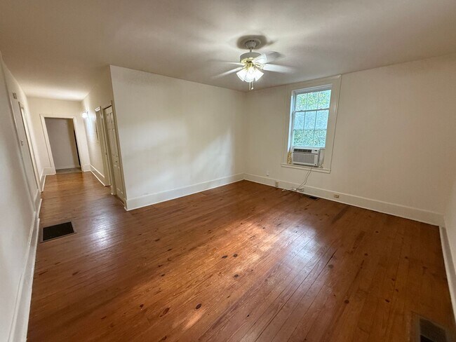 Building Photo - Charming Historic Home – Spacious 2-Bedroom Apartment in Boulevard/Normaltown