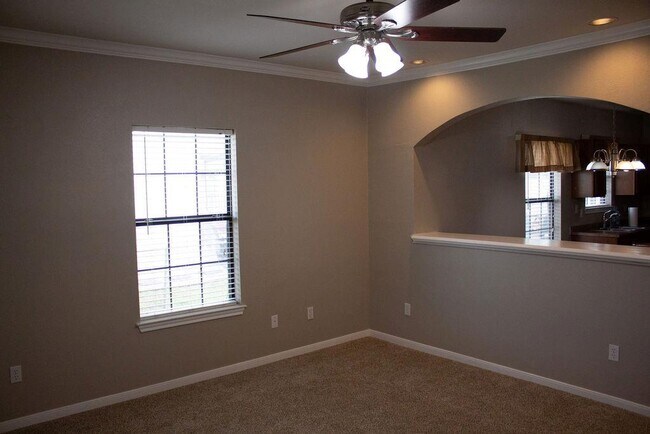 Building Photo - 208 Shaw St