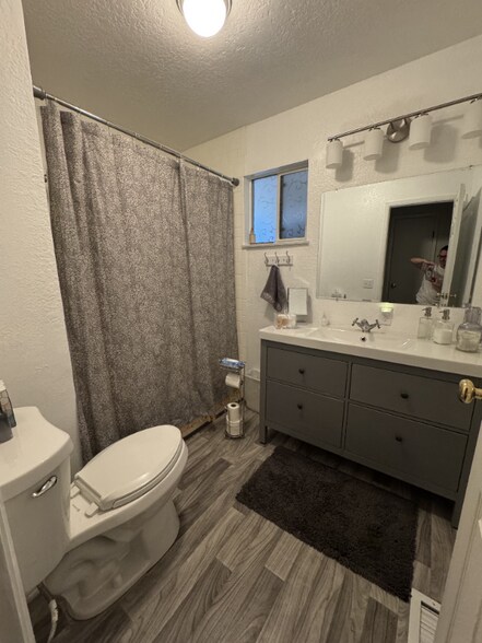 Building Photo - 23256 Lone Pine Dr