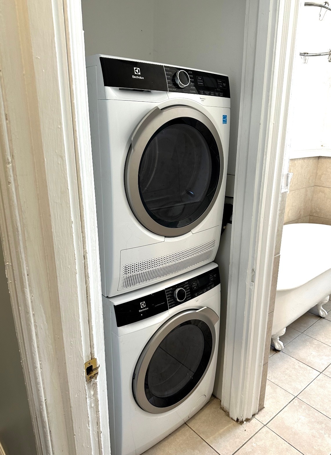 Washer and bathroom - 4909 Cedar Ave