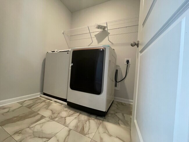 Building Photo - 112 Briarwood Dr E