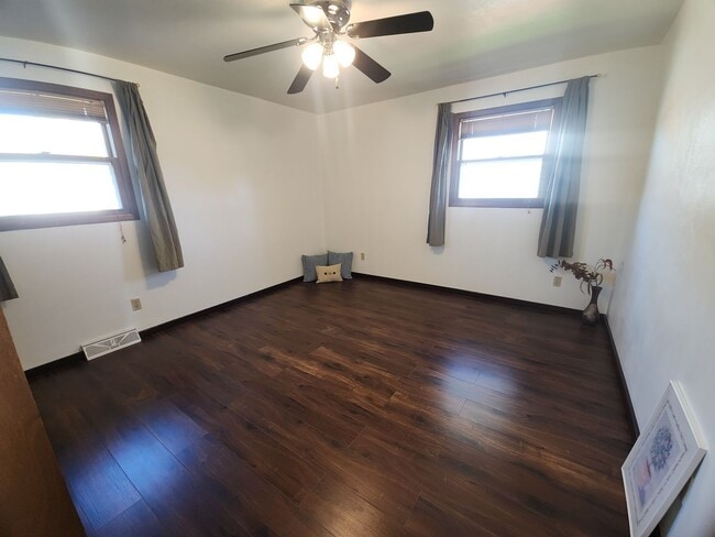 Building Photo - Family-Friendly 3BR Ranch with Home Office...