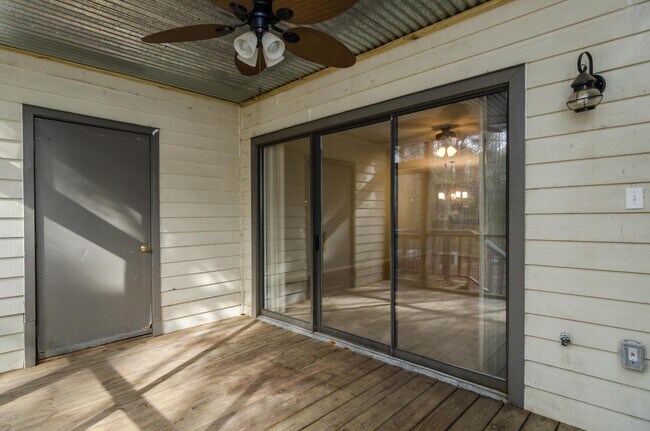 Building Photo - 10167 Creekside Dr SE