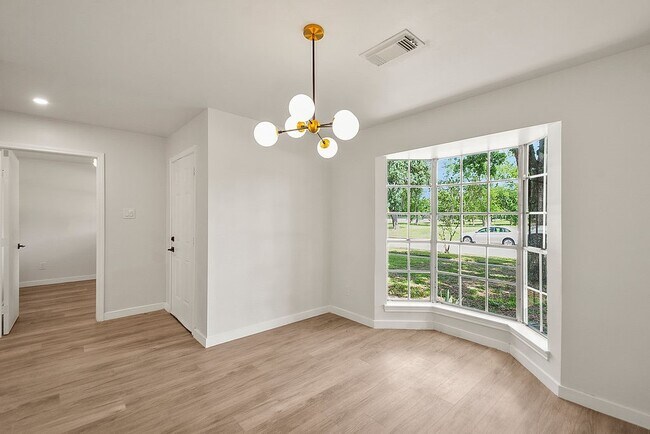 Building Photo - 5514 Chantilly Ln