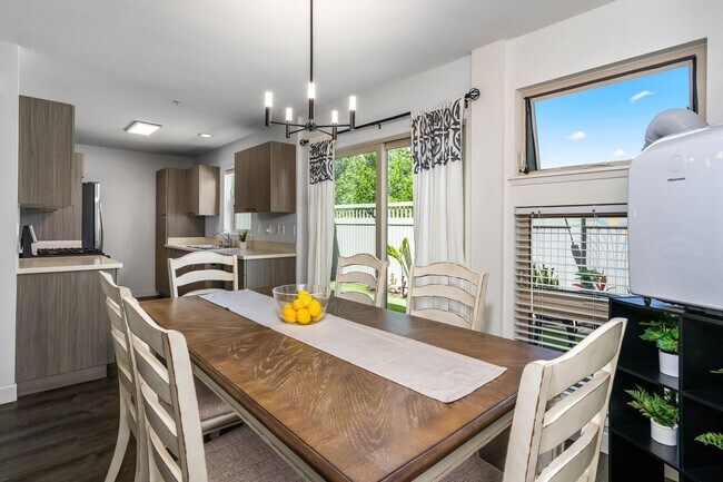 Building Photo - Fully Furnished Townhome with Garage, 3 bedroom/2.5 Bathroom at Kamalani Flats