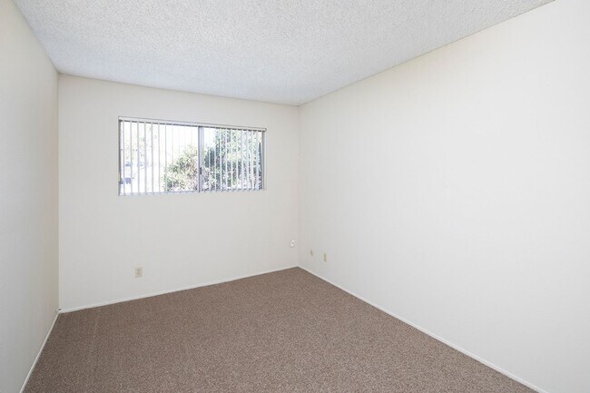Building Photo - 5494 Reservoir Dr