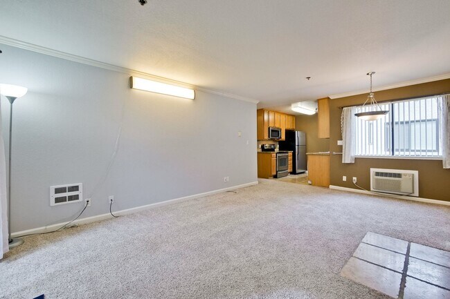 Building Photo - 1 Bed 1 Bath With Lots of Amenities!