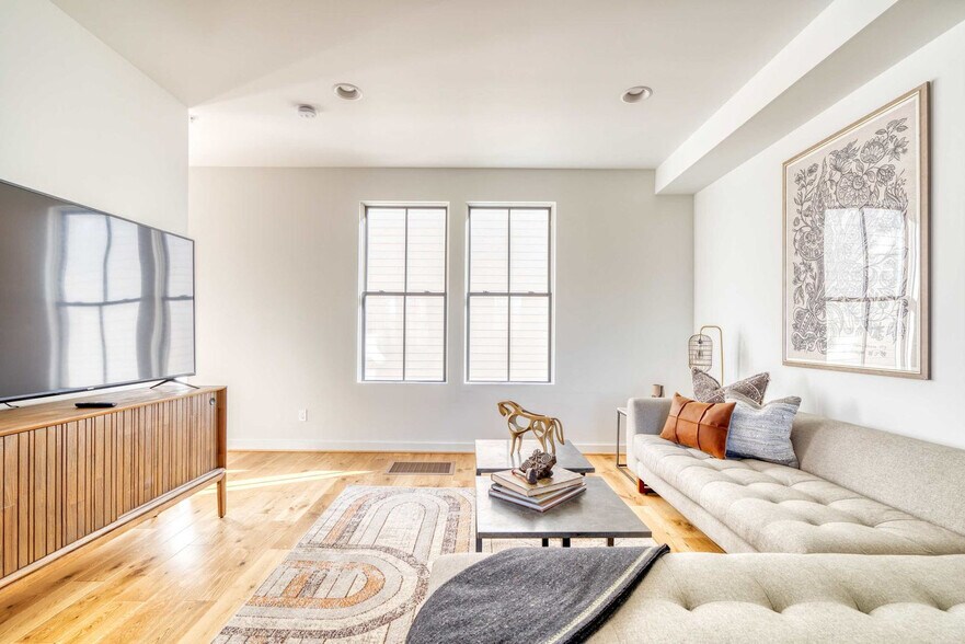 Building Photo - 512 NE 56th Ave