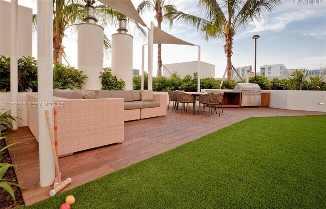Building Photo - 2020 N Bayshore Dr