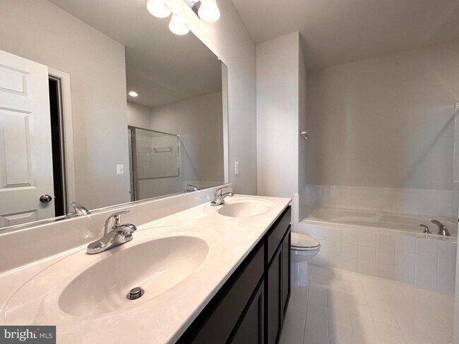 Building Photo - 526 Parkland Dr