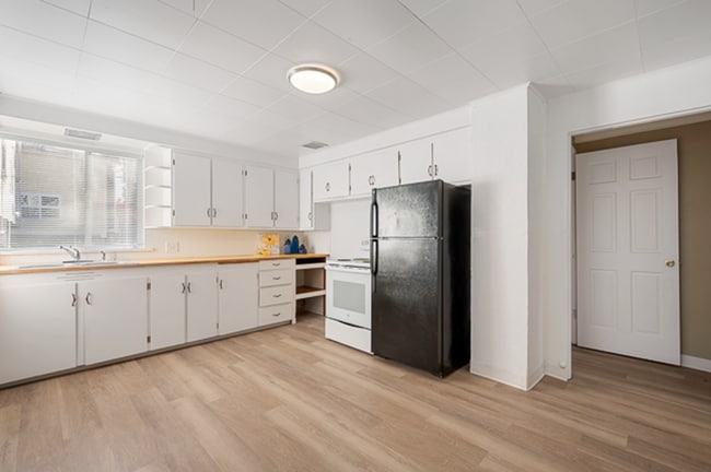 Building Photo - 52ND Street Apartments