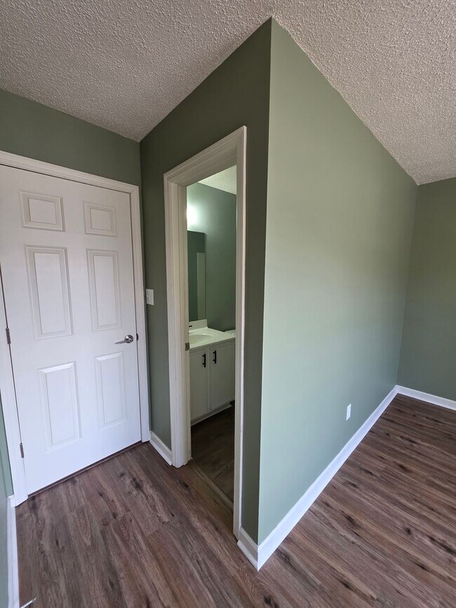 Building Photo - 2 BR 2 BA Townhose