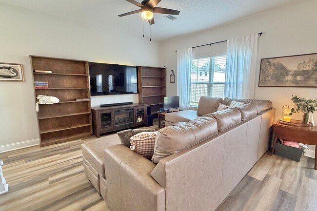 Building Photo - AVAILABLE EARLY MAY 2026! (Pet Friendly)