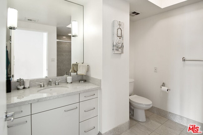 Building Photo - 13600 Marina Pointe Dr