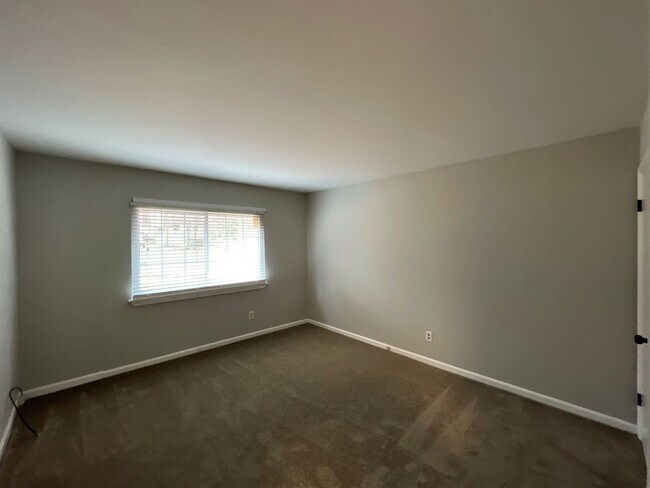 Building Photo - Spacious and modernized 4 bedroom home ful...