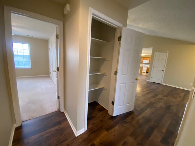 Building Photo - 3BR/2BA with neighborhood pool included!