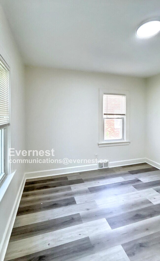 Building Photo - Spacious 4-Bedroom Home with Great Space /...