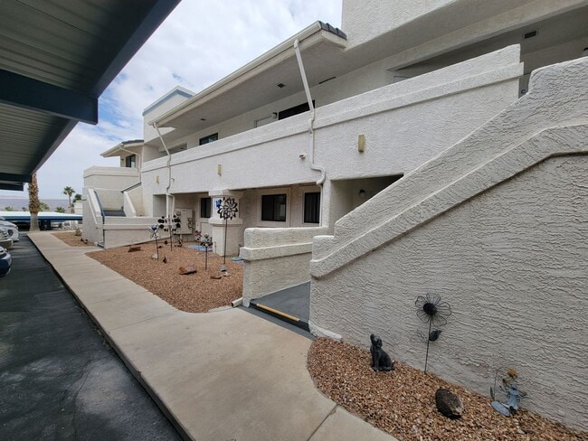 Building Photo - 1st Month Rent Free!!     Riverview Bluffs, 2 Bedroom Condo