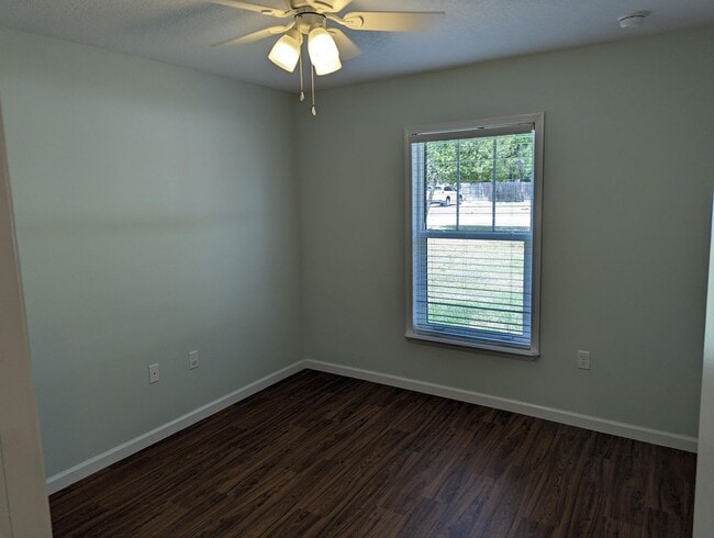 Building Photo - Beautiful Newer Home with 3 bedroom and 2 ...