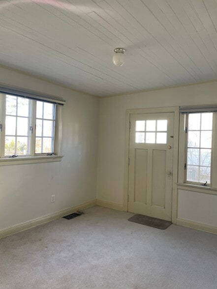 Building Photo - 20 E Sharon Rd