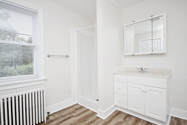 Building Photo - Student-Friendly Home in Desirable Univers...