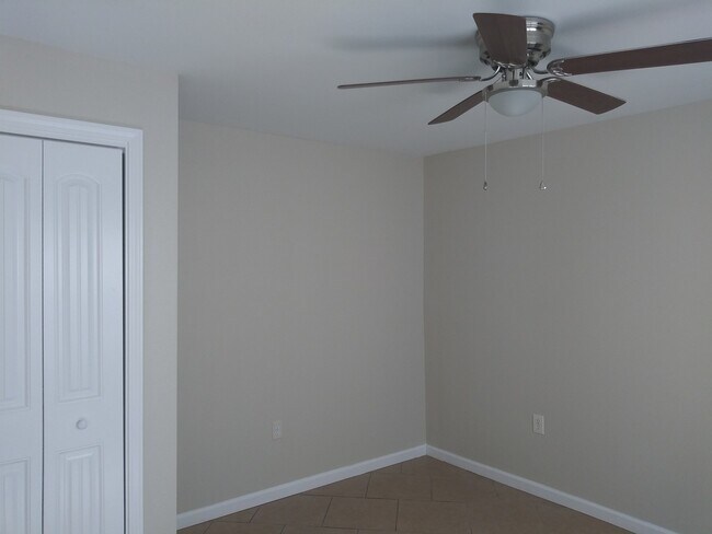 Building Photo - 3 Bedroom Town-home