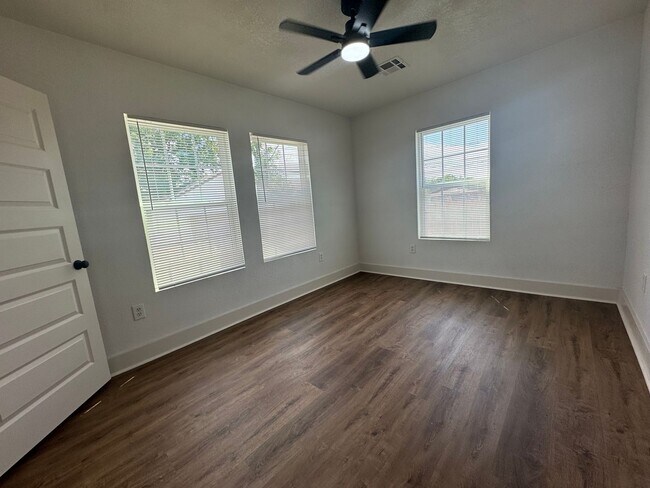 Building Photo - Gorgeous fully updated 1 Bedroom Duplex