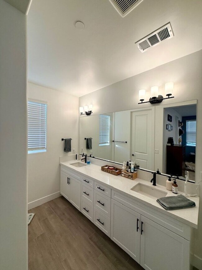 Building Photo - Stunning 3bed 2.5 Bath single family home in Avila Ranch Community