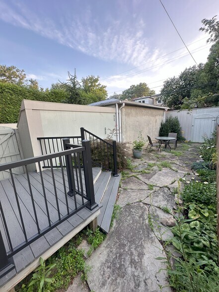 Building Photo - 2124 Lakeview Ave
